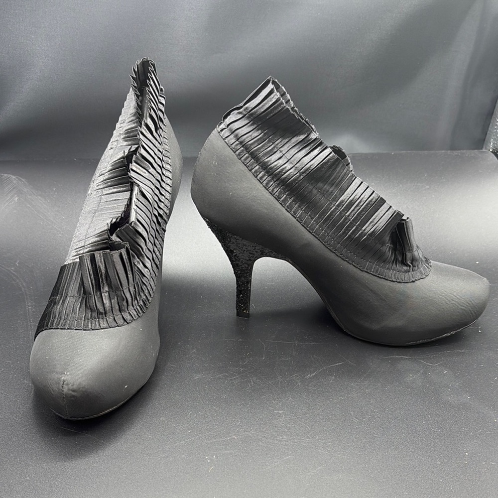 Poetic License black Heels ruffle trim, sparkly stiletto size 81/2‎